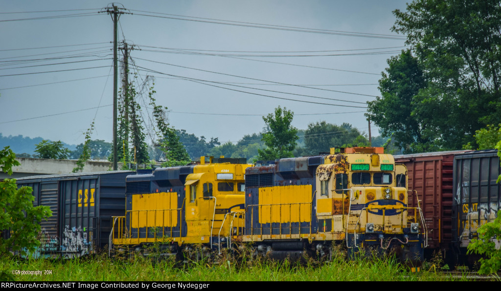 GRLW 4203 & 4204 GP30's sitting @ the CSX yard in Greenville before being delivered to Belton SC.